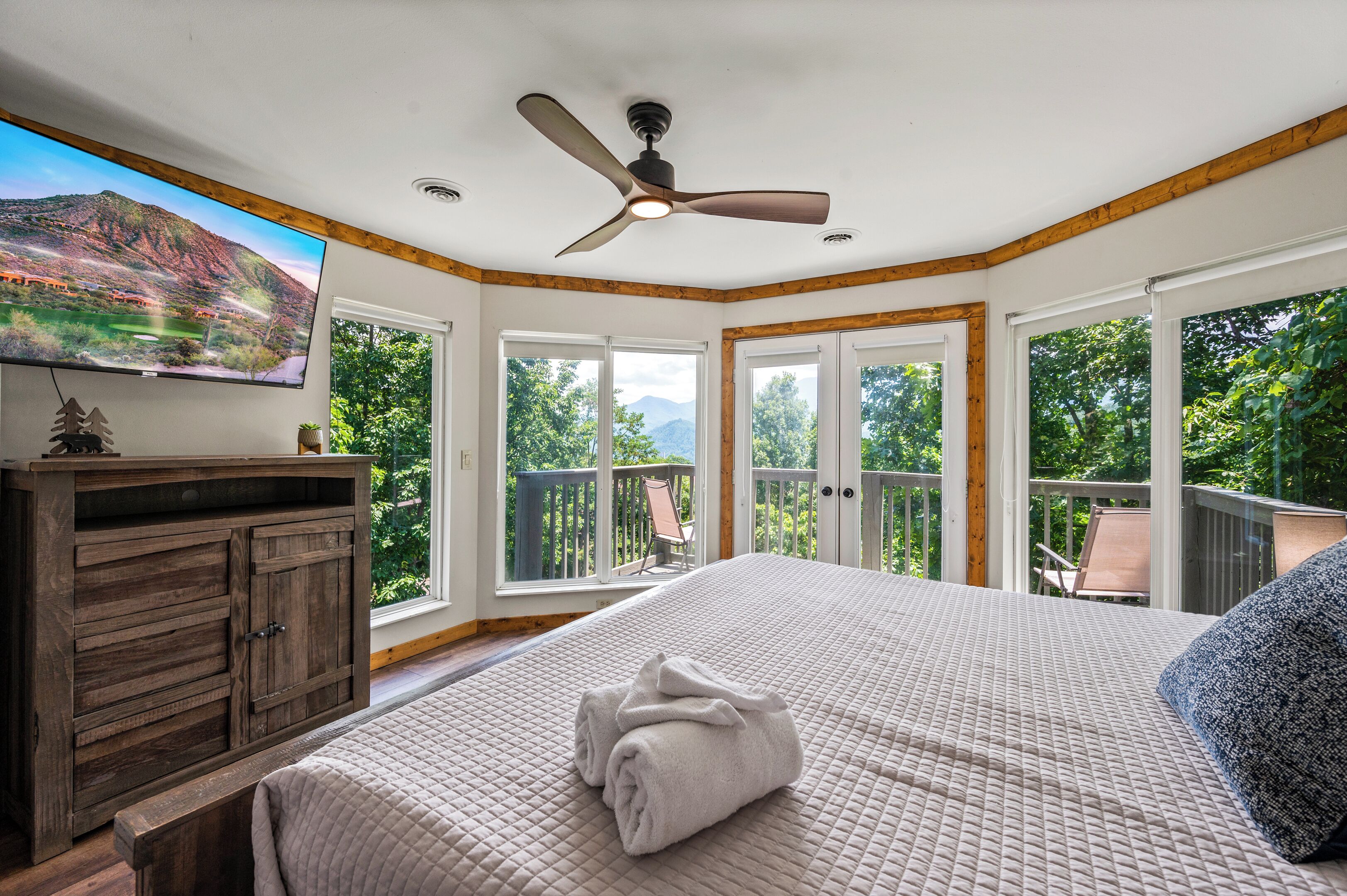 9 habitaciones, tabla de planchar con plancha y cuna de viaje 