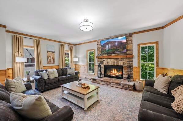 Smart TV, chimenea, tenis de mesa y libros 