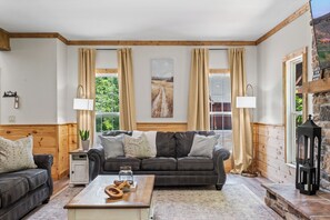 Smart TV, chimenea, tenis de mesa y libros 