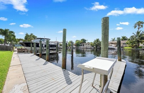 Waterfront-2BDR/2BTH -4 mins to the Beach+ Kayaks