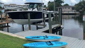 A dock with a boat and kayaks. - Waterfront-2BDR/2BTH -4 mins to the Beach+ Kayaks (Pompano Beach)