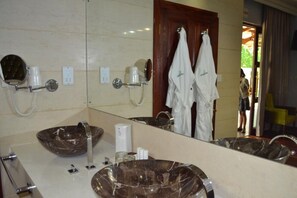 Executive Double or Twin Room | Bathroom | Deep soaking tub, rainfall showerhead, designer toiletries, hair dryer
