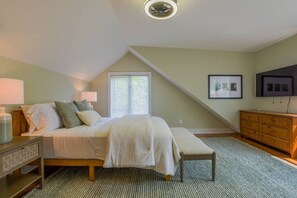 6 bedrooms, desk, iron/ironing board, free WiFi