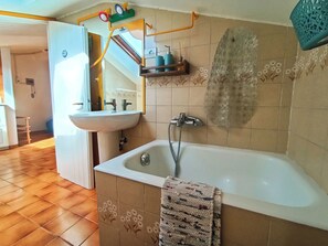 Sèche-cheveux, bidet, serviettes fournies, savon