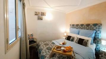 1 chambre, bureau, fer et planche à repasser, lit parapluie