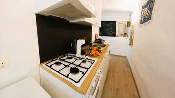 Réfrigérateur, four, plaque de cuisson, cafetière/bouilloire