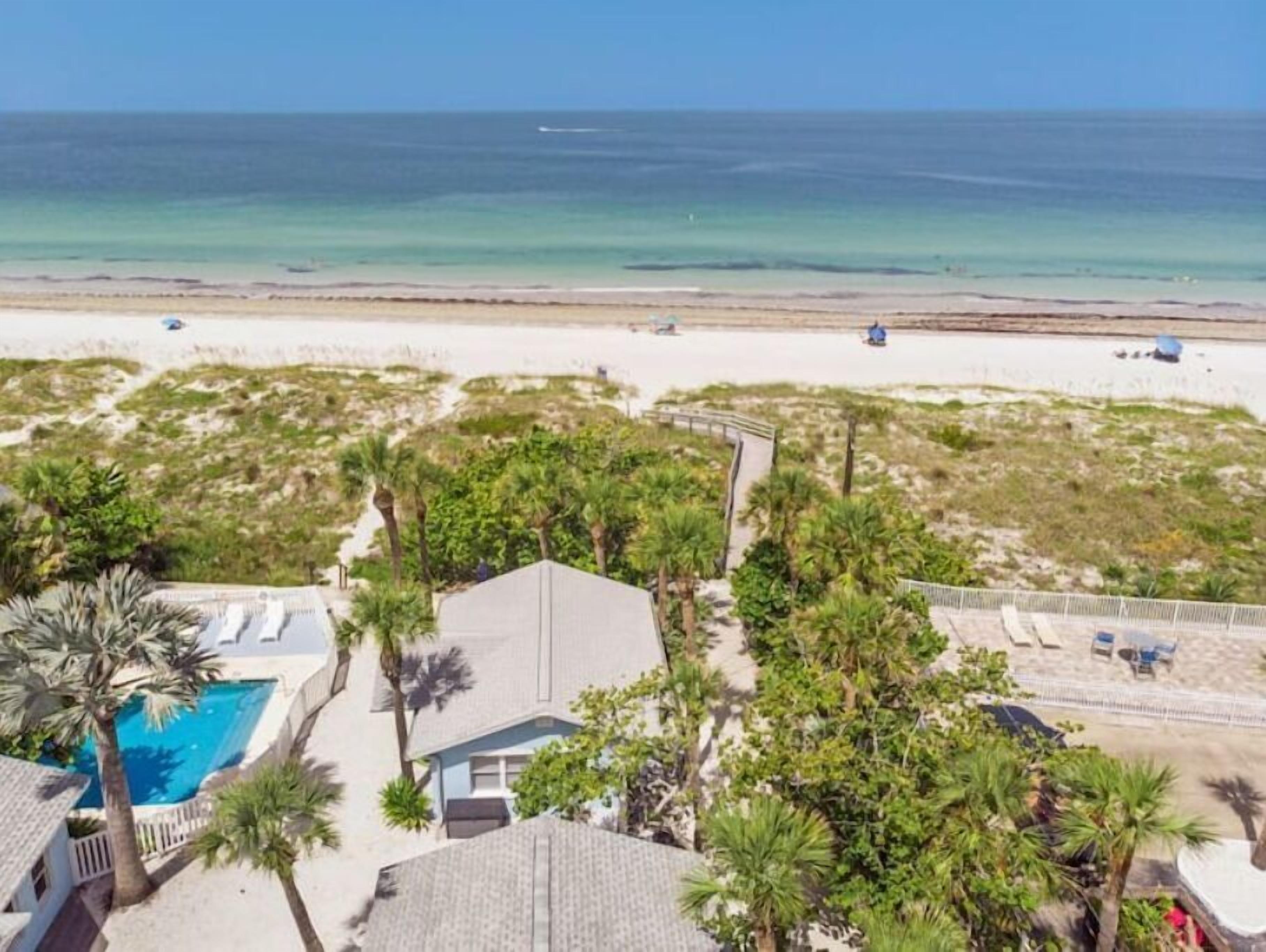 Beach nearby, sun-loungers, beach towels