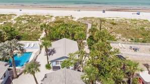 Una proprietà sulla spiaggia con piscina, spiaggia e vista sull'oceano.