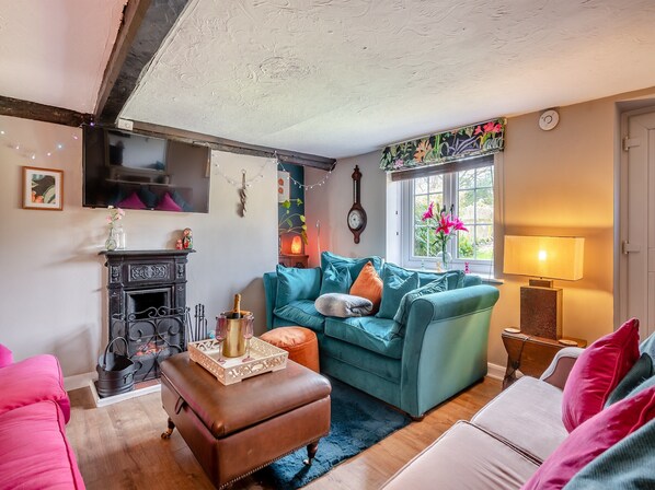 Fireplace - A humble, cute country cottage with views over the river. (Ipswich)