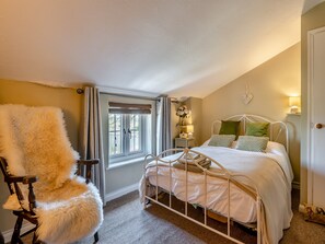 2 bedrooms, free WiFi, bed sheets - A humble, cute country cottage with views over the river. (Ipswich)