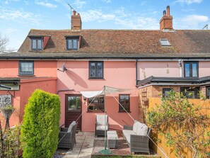 Exterior - A humble, cute country cottage with views over the river. (Ipswich)