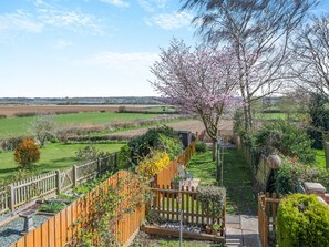 Property grounds - A humble, cute country cottage with views over the river. (Ipswich)