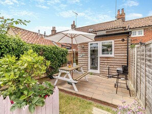 Outdoor dining - Heartwarming Cottage (Wickham Market)