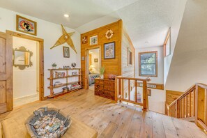 Interior - Ruidoso Cabin w/ Deck + Views: 4 Mi to Winter Park (Ruidoso)