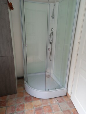 Sèche-cheveux, serviettes fournies, papier toilette