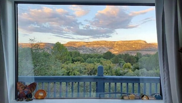 A room with a large window overlooking a mountainous landscape. - Cliff View Hacienda - Wild & Serene (Camp Verde)