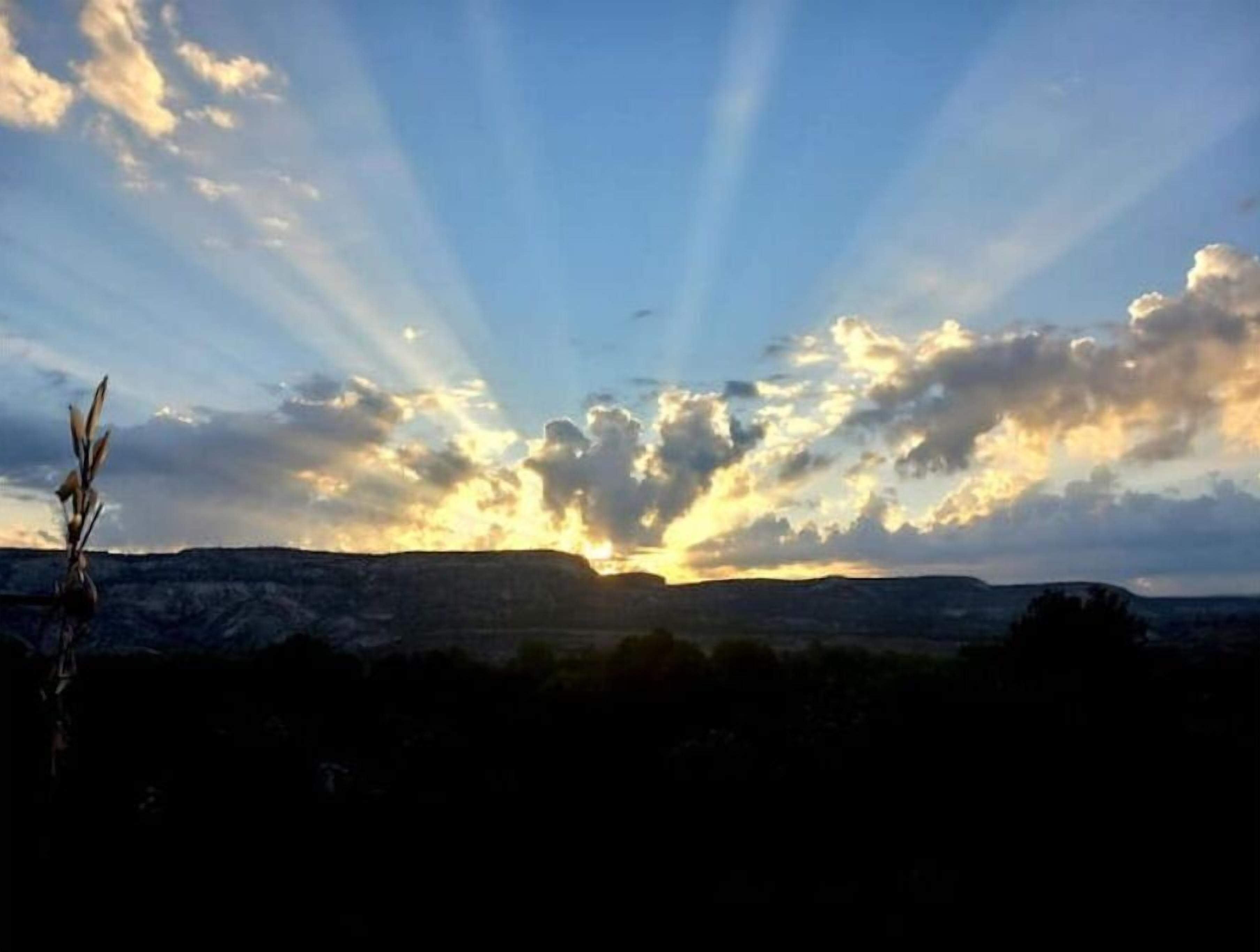 Un paisaje con atardecer y nubes.