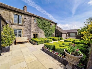 Terrace/patio - Character farm house with hot tub (Peak Forest)