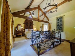 3 bedrooms, iron/ironing board, WiFi, bed sheets - Character farm house with hot tub (Peak Forest)