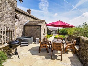 Outdoor dining - Character farm house with hot tub (Peak Forest)