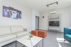 Grey 205 | Vardagsrum | 52-tums smart-tv med kabelkanaler och streamingtjänster