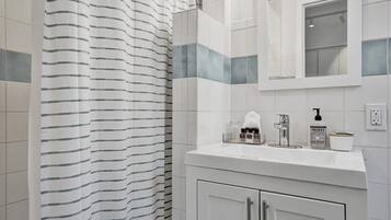 City-studiosuite | Badeværelse | Bruser, hårtørrer, håndklæder