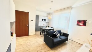 Un appartement moderne comprenant un salon, un coin repas et une cuisine.