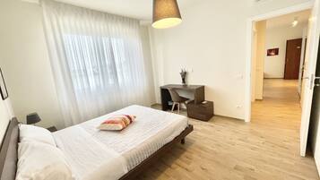 Appartamento Comfort | 1 camera, una scrivania, tende oscuranti, ferro/asse da stiro