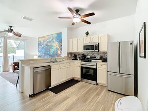 Fridge, microwave, oven, stovetop - Peter Pan's Flight - Disney Themed Townhome (Kissimmee)