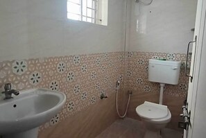 Quarto casal básico | Banheiro | Toalhas de banho