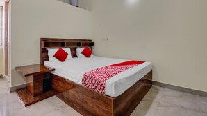 Deluxe Double Room | WiFi (free), bed sheets - Preethi Hotel - Urban Express Stay (Anekal)