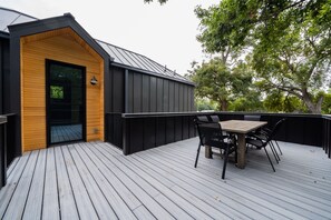 Outdoor dining - East Austin Modern Bungalow (Austin)