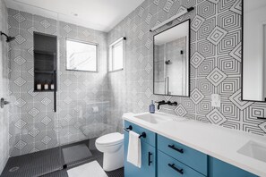 Hair dryer, towels, soap, shampoo - East Austin Modern Bungalow (Austin)