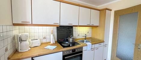 Kühlschrank, Ofen, Herdplatte, Wasserkocher mit Kaffee-/Teezubehör