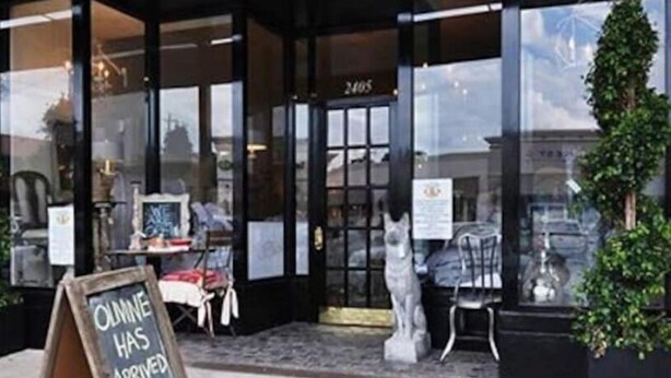 Ein Schaufenster mit einem Schild, auf dem steht: "OLIVE IST IM DORF ANGEKOMMEN".