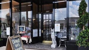 Liikkeen etuikkunassa on kyltti, jossa lukee: ”OLIVE ON SAAPUNUT KYLÄÄN”.