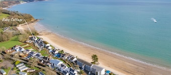 Ruby Cottage - Beachside Cottage with Views