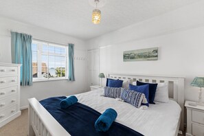 3 slaapkamers, een strijkplank/strijkijzer, reisbedje, gratis wifi