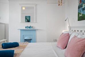 3 bedrooms, iron/ironing board, travel crib, free WiFi - Ruby Cottage - Beachside Cottage with Views (Saundersfoot)