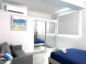 10 habitaciones, escritorio y tabla de planchar con plancha 