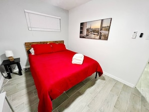 1 Schlafzimmer, Zimmersafe, Schreibtisch, Bügeleisen/Bügelbrett