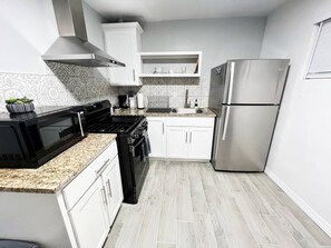 Frigorifero, microonde, forno, piano cottura