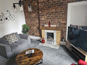 Apartment | Living area | Smart TV, Netflix, streaming services - Snug - Abhainn Apartment (Helensburgh)