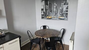 Apartemen | Makan di kamar