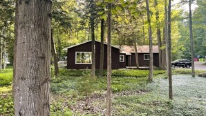 A cabin in a forested area with a natural setting. - West Bay House Private Frontage in Traverse City (Traverse City)