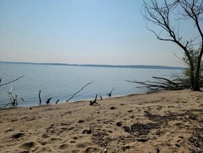On the beach - West Bay House Private Frontage in Traverse City (Traverse City)