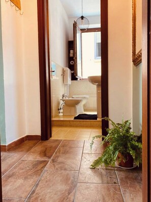 Apartment, 1 Bedroom, Balcony, City View | Bathroom