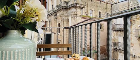 Apartment, 1 Bedroom, Balcony, City View | Outdoor dining