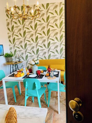 Apartment, 1 Bedroom, Balcony, City View | Dining