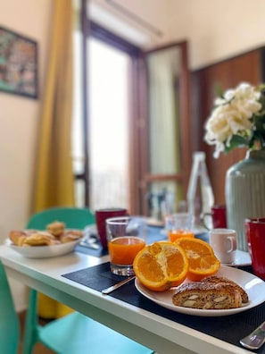 Apartment, 1 Bedroom, Balcony, City View | Dining